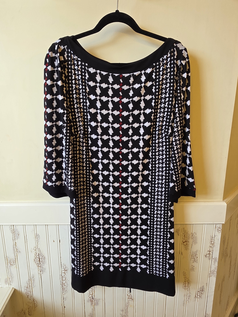 Laundry by Design Black & White Geometric Shift Dress with Red Dots